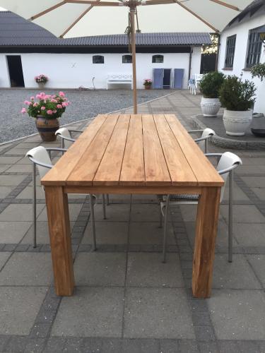 Teak Planke Havebord 300 x 100 cm – rustikt langbord i massivt teak PETER-HOLMBERG