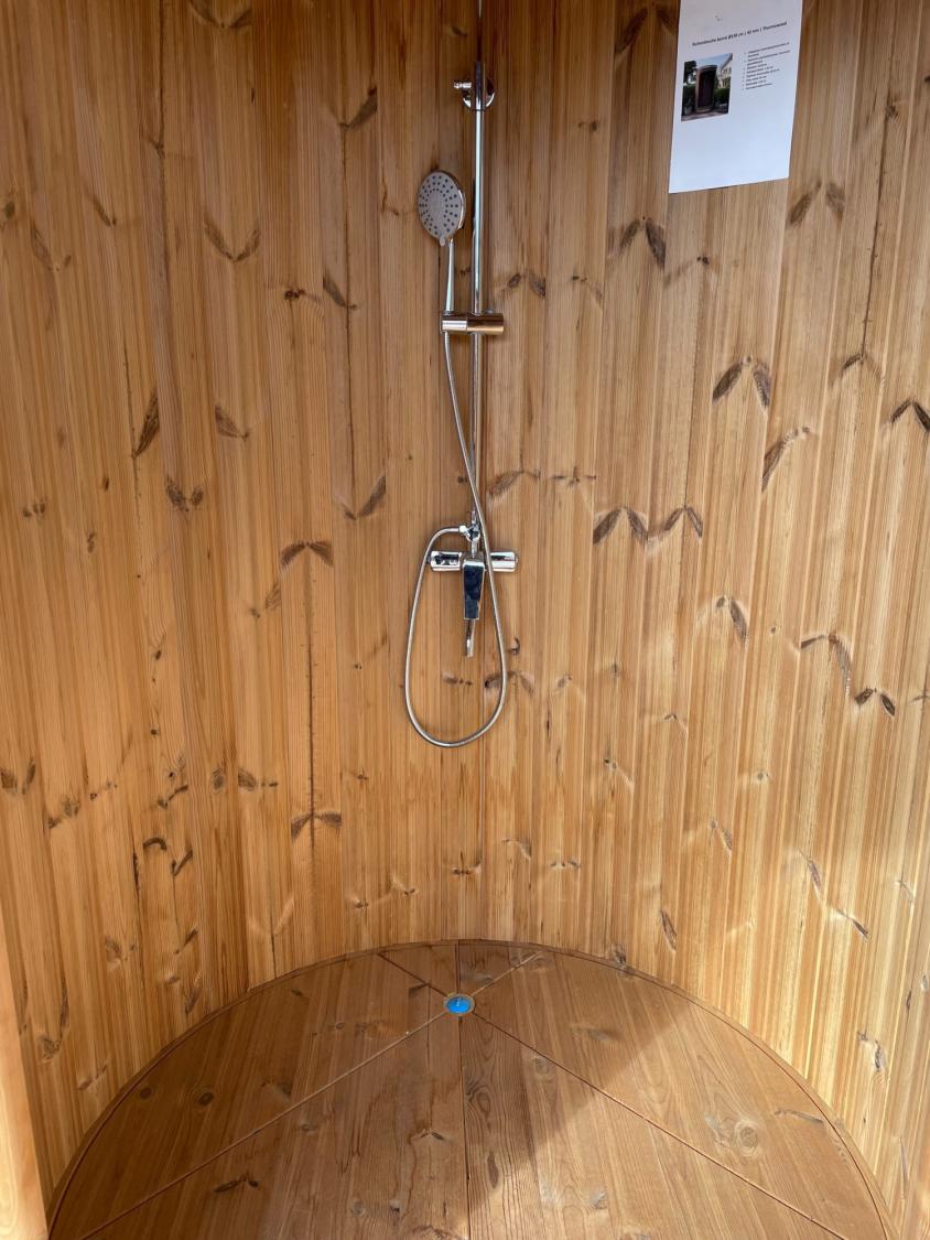 Udendørs Brusekabine Ø130 cm i Thermowood PETER-HOLMBERG