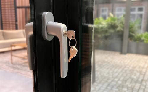 Håndtag med lås til glasvæg – sort, til sidelukning PETER-HOLMBERG