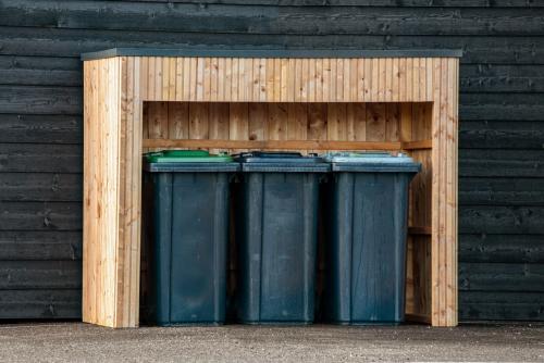 Skraldespandsskjulere med tag  Red Class Wood  til 3 spande PETER-HOLMBERG 