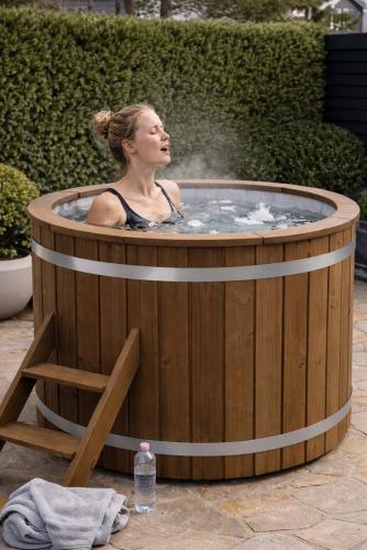 Koldtvandsbad Ø120 cm – i Thermowood med trappe & Låg 