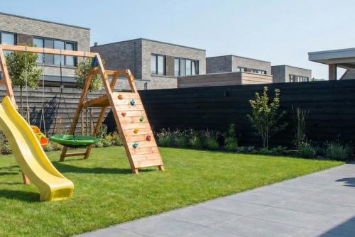 Gyngestativ med Klatrevæg Modul – Douglas Træ PETER-HOLMBERG